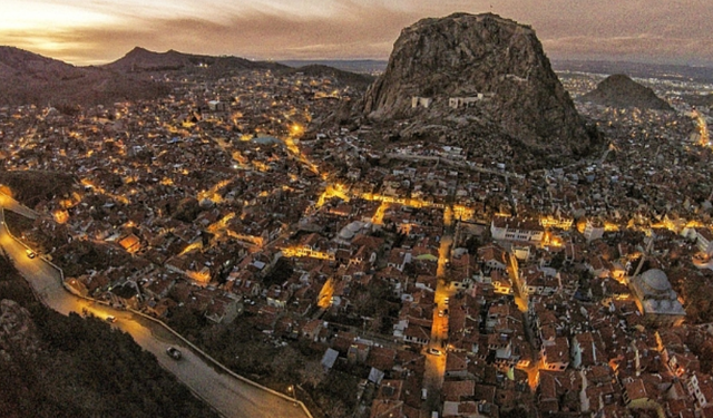 Afyonkarahisar Nüfusu Kaç? Afyon Büyükşehir Olur Mu? Afyon'un Kaç İlçesi Var?