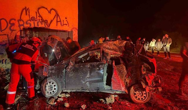 Takla atan otomobil elektrik trafosuna daldı: 2 yaralı