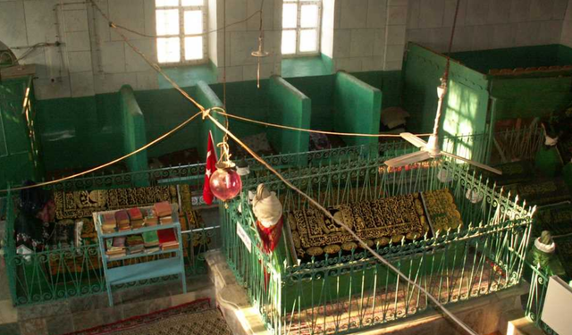 Afyon’daki Karacaahmet Sultan Türbesi Neden “Şifa Yeri” Olarak Anılıyor?