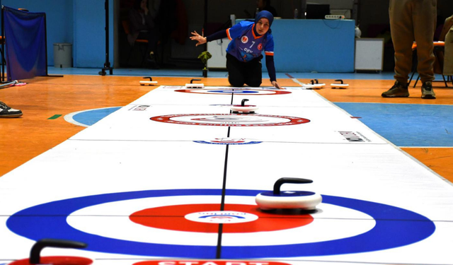 Afyonkarahisar’da Floor Curling Heyecanı Sona Erdi: Gençlerin Strateji Savaşı Nefes Kesti!