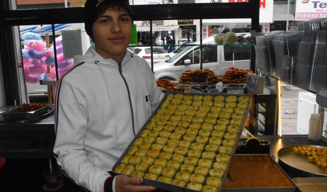 Afyon'da Gündüz Baklava Satıyor, Akşam Ringde Şampiyonluk İçin Ter Döküyor