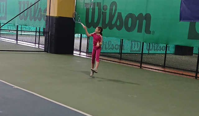 Afyonkarahisarlı Hafsa Zehra Çınar İstanbul’da Şampiyonluk Kupasını Kaldırdı