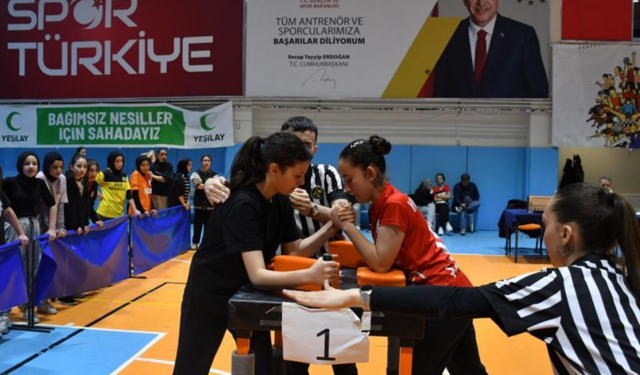 Afyonkarahisar’da Yıldızlar Bilek Güreşi Heyecanı Sona Erdi