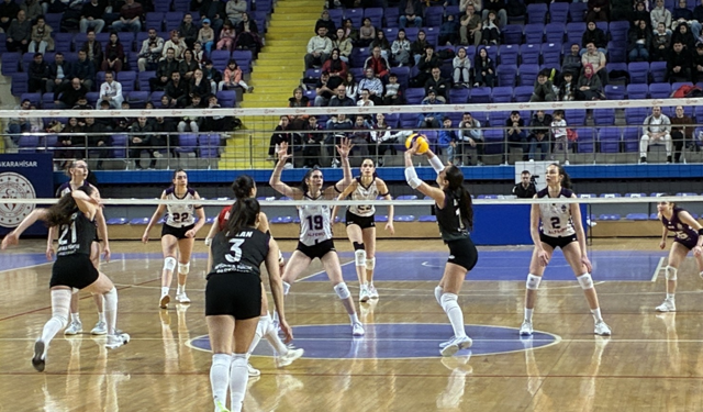 Başkent’te Net Galibiyet! Yüntaş İlbank’ı Set Vermeden Geçti