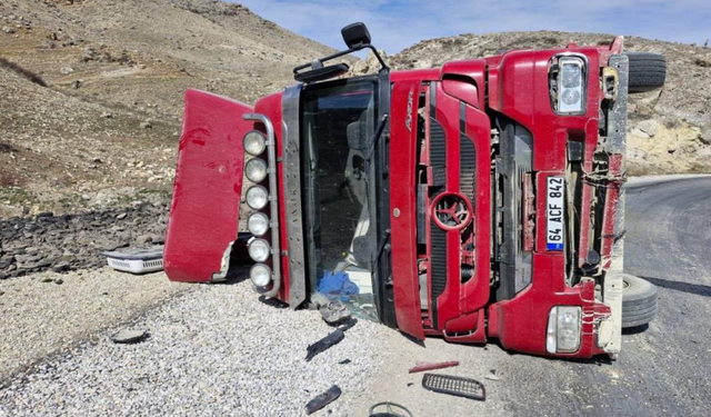 Afyon’da Kömür Yüklü Tır Devrildi: 1 Kişi Yaralandı