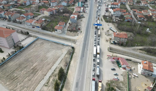 Bayram Tatili Başladı, Afyonkarahisar’da Trafik Kilometrelerce Uzadı