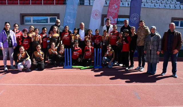 Afyonkarahisar’da Küçük Kızlar Kriket Heyecanı Sona Erdi