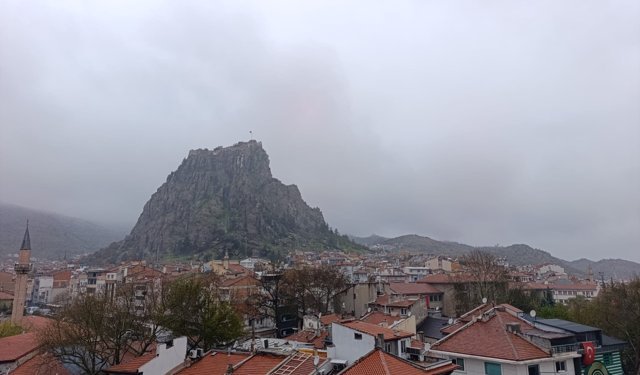 Meteoroloji Uyardı, Yağış Başladı! Afyon’da 23 Nisan Kutlamalarına Yağmur Bereketli Geldi!