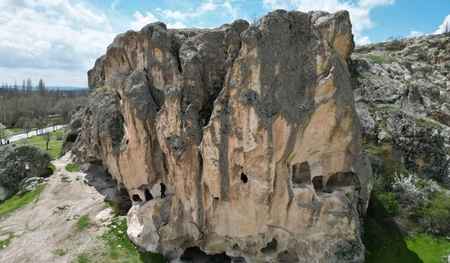 Afyon'da Güneş Açtı, Turistler Geldi! Frigya’nın Kalbi Ayazini’de Bahar Hareketliliği Başladı!