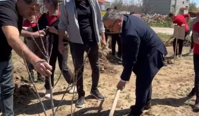 Şuhut’ta "Yeşil Vatan" Seferberliği: 100 Meyve Fidanı Toprakla Buluştu!