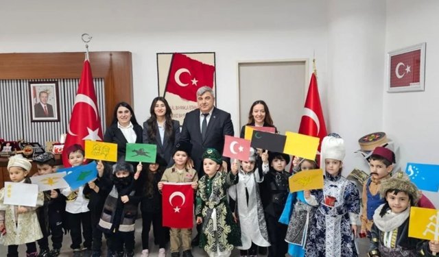 Afyonlu miniklerden tarihi canlandırma: Duygu dolu gösteriye Müdür Sünnetci'den tam puan