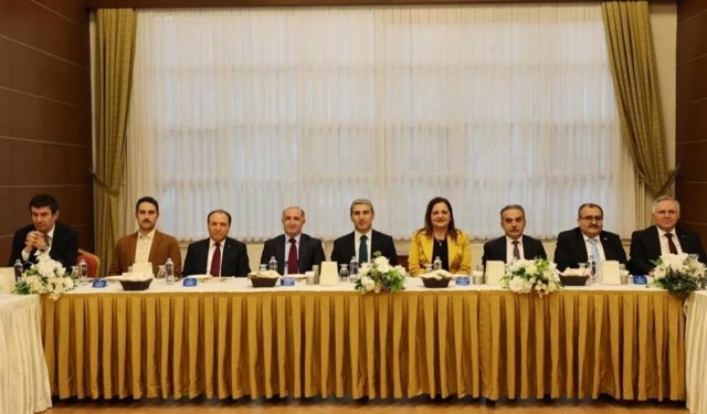 Afyonkarahisar’da üniversiteler zirvesi: Vali Aktaş rektörlerle buluştu