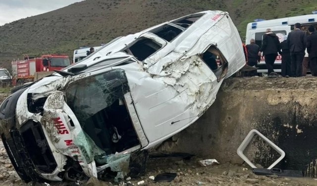 Kontrolden çıkan minibüs dereye uçtu: 16 kişi yaralandı