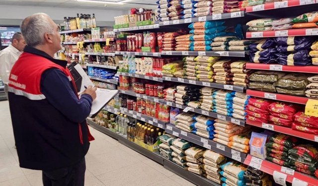 Afyon'daki marketlerde sıkı takip! Fiyatlar tek tek kontrol edildi