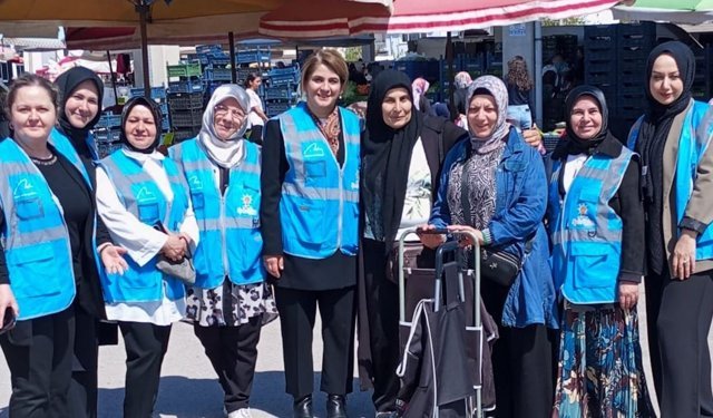AK Kadınlar Kanlıca Pazarı’nda vatandaşla buluştu