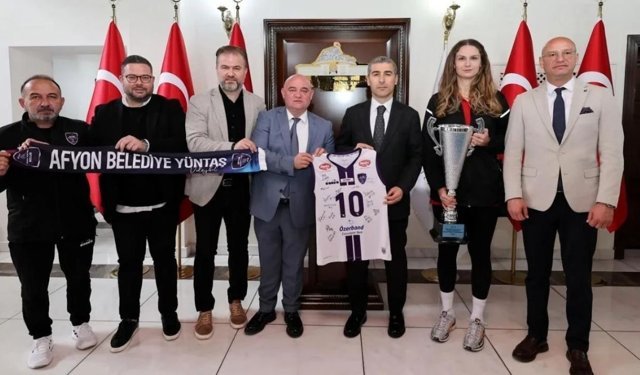 Afyon Belediye Yüntaş Kadın Voleybol Takımı Vali Aktaş’ı Ziyaret Etti