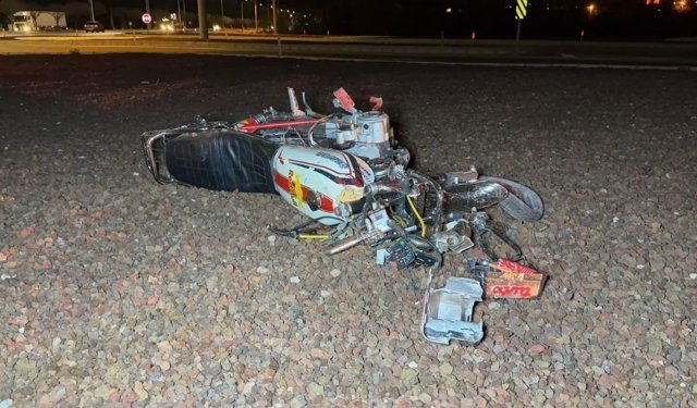 Afyonkarahisar’da Motosiklet Parçalara Ayrıldı! Kazada 2 Kişi Ağır Yaralandı