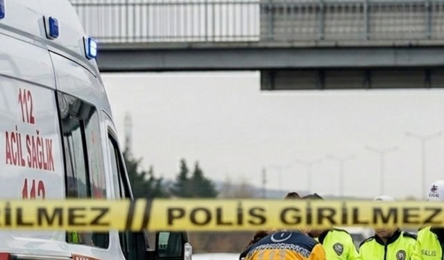 Afyonkarahisar’da Korkunç Kaza! Köprü Bariyerlerine Saplanan Otomobil Parçalandı