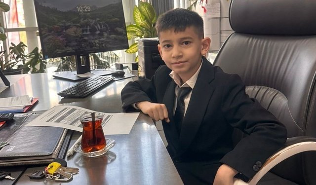 Atatürk İlkokulu’nda 23 Nisan Heyecanı: Müdür Koltuğu 8 Yaşındaki Koray’a Emanet