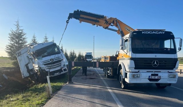 Afyon’da Ev Eşyası Yüklü Tır Şarampole Devrildi: Maddi Hasar Büyük