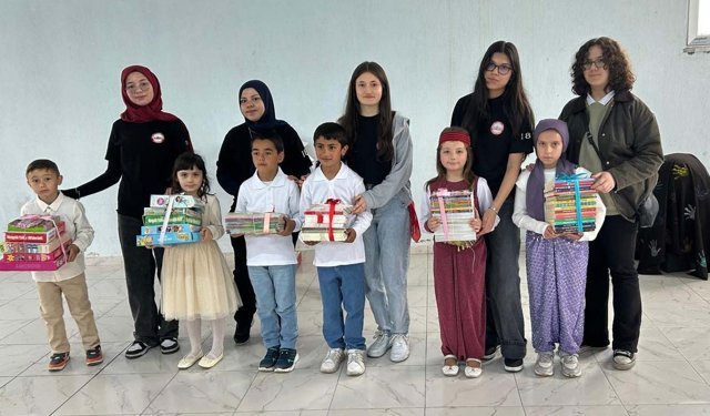 Afyon Lisesi’nden Köy Okuluna Bayram Çıkartması! Kitaplar Bağışlandı, Fidanlar Toprakla Buluştu!