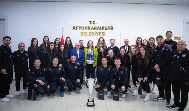 Zaferin Sultanları Afyonkarahisar'a kupayla döndü: Başkan Köksal makamında ağırladı