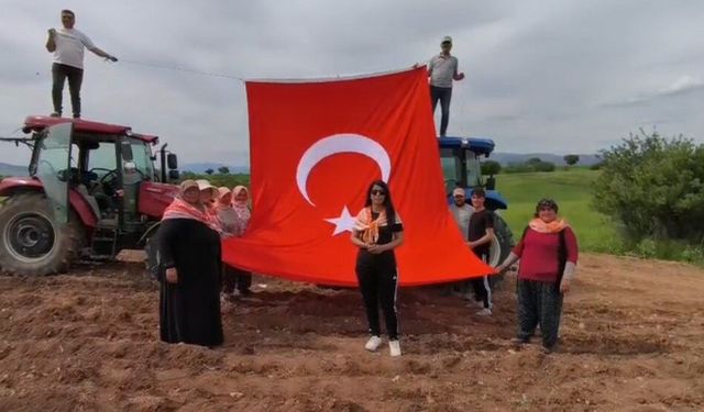 Tarlayı Sürerken Bayramı Unutmadılar! Afyonlu Çiftçilerden Göğüs Kabartan 19 Mayıs Coşkusu