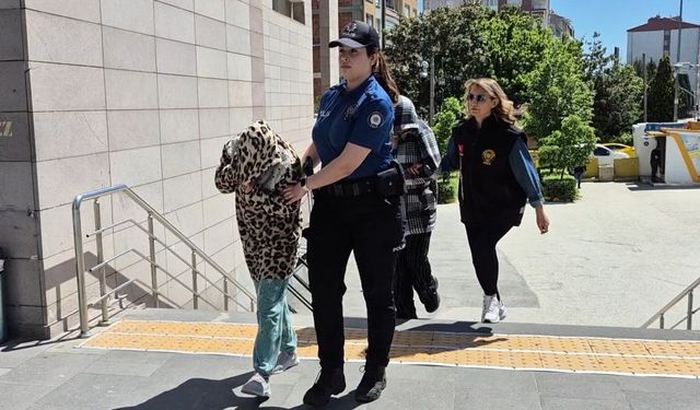 Kaldırımda Otururken Kabusu Yaşadı: Boynundaki 17 Çeyrek Altını Koparıp Kaçtılar