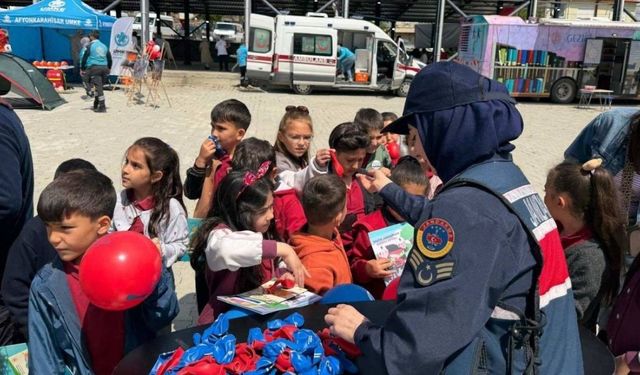 Afyon Hocalar'da gençlik festivali: Jandarma 1156 çocuğa hediye dağıttı