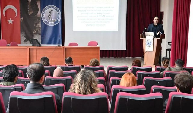 AKÜ’de öğretmen adaylarına “Etkili iletişim ve mülakat teknikleri” anlatıldı