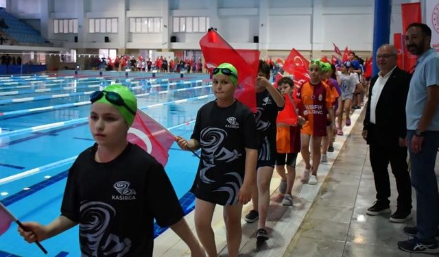19 Mayıs yüzme müsabakaları tamamlandı: Dereceye giren sporcular ödüllendirildi