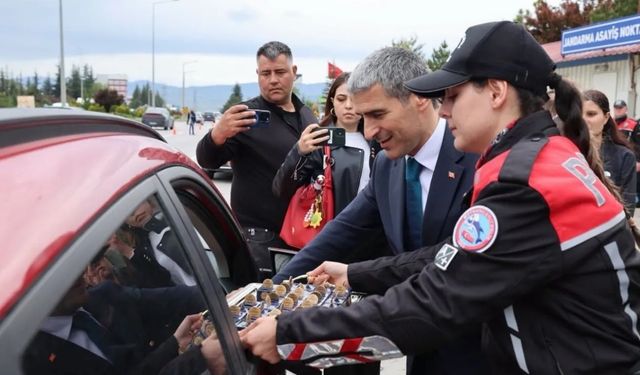 Vali Aktaş bayram öncesi Susuz Kavşağı’nda trafik denetimine katıldı