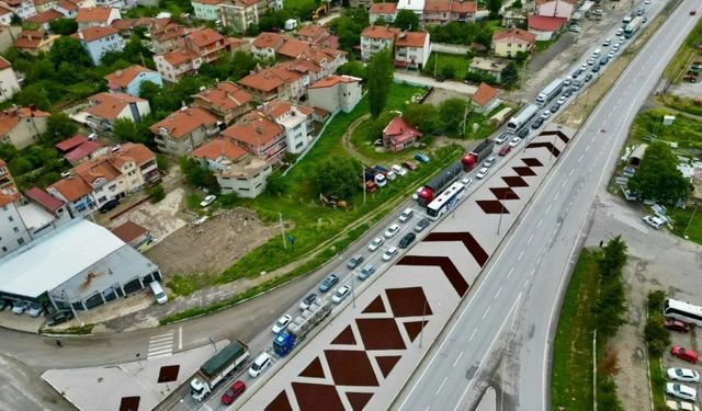 Afyonkarahisar’da Bayram Tatili Trafiği Yoğunlaştı: Yollarda Uzun Kuyruklar Oluştu