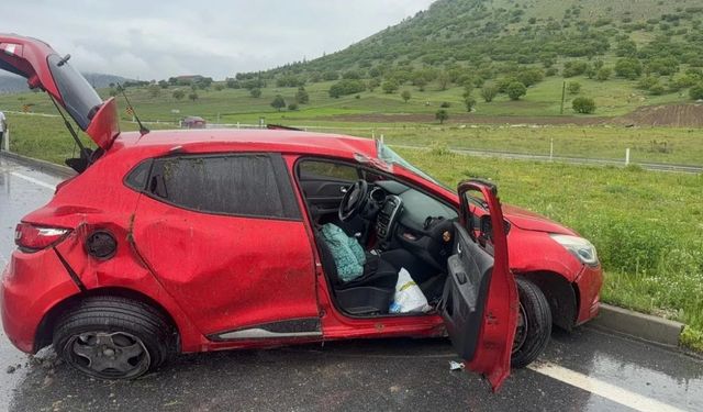 Afyonkarahisar’da kontrolden çıkan otomobil hurdaya döndü