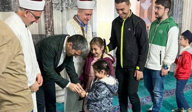 Vali Aktaş bayram namazını İmaret Camii'nde kıldı: Çocuklara harçlık dağıttı