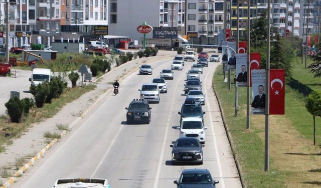 Afyonkarahisar-Antalya kara yolunda uzun araç kuyrukları oluştu