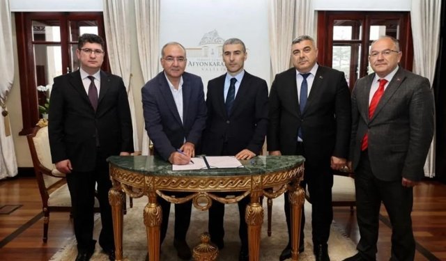 İscehisar'a yeni okul için kollar sıvandı: Afyonkarahisar Valiliği ve Hayırsever Özcan Arasında protokol imzalandı