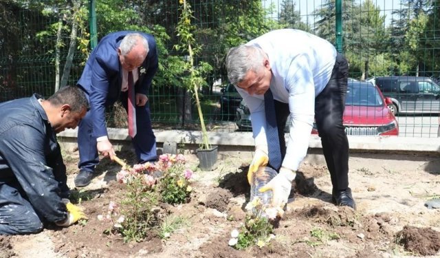 Müdür Sünnetci elleriyle çiçek dikti: Afyon'da Halk Eğitim bahçesi renklendi