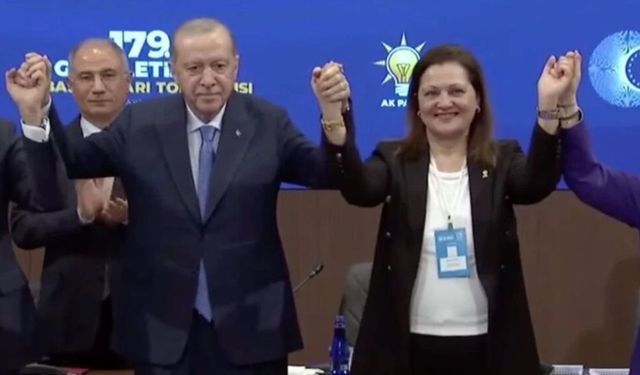 Cumhurbaşkanı Erdoğan, Burcu Köksal’a AK Parti rozetini taktı