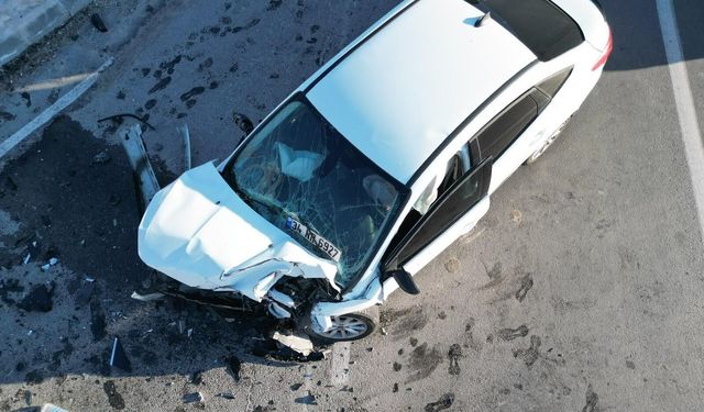 Bolvadin Otogar Kavşağı'nda Korkutan Kaza: Tur Otobüsü ile Otomobil Çarpıştı!