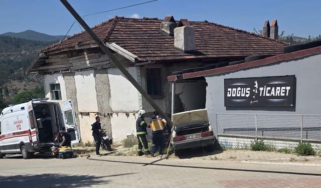 Kontrolden Çıkan Otomobil Depo Duvarına Çarptı, Yaşlı Çift Yaşamını Yitirdi!