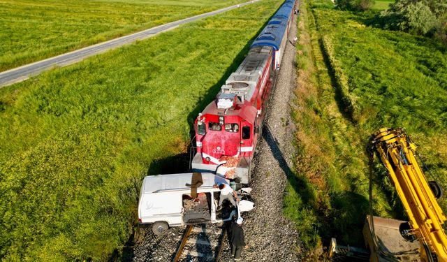 Son Dakika: Çobanlar'da Tren Kazası! Sürüklenen Araç Demir Yığınına Döndü, Seferler Durdu