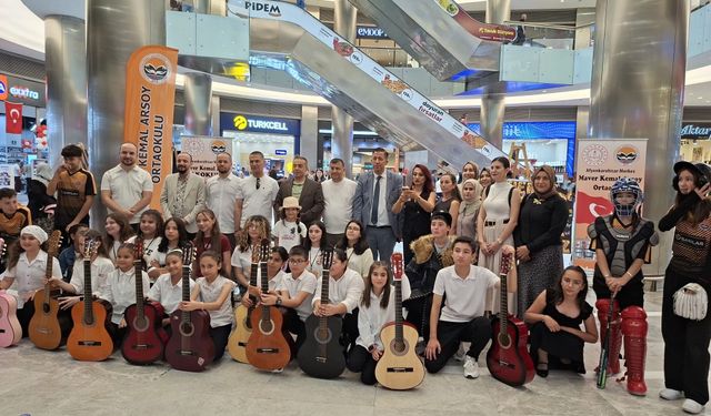 Maver Kemal Arsoy Okulundan Muhteşem Sanat Şöleni! 300'den Fazla Eser Görücüye Çıktı, Piyano Resitali Hayran Bıraktı...
