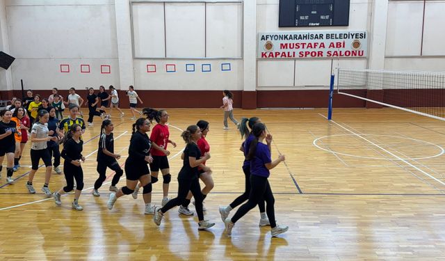 Afyon Belediye Yüntaş voleybol altyapı seçmelerine yoğun ilgi