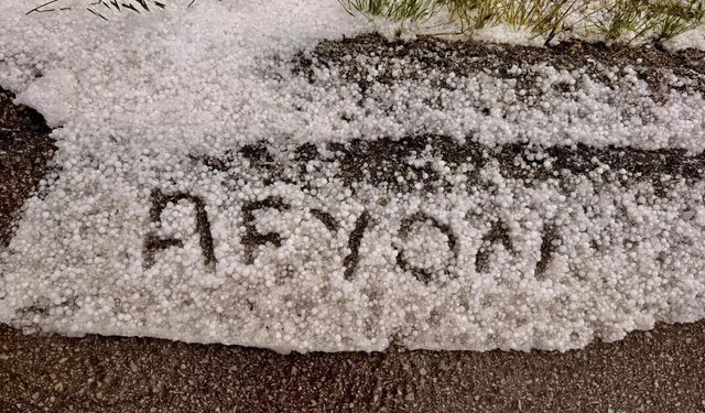 Afyon'da o yol beyaza büründü: Ceviz büyüklüğünde yağan dolu sürücülere zor anlar yaşattı