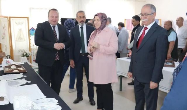 Şuhut’ta el emeği eserler görücüye çıktı: Yıl sonu sergisine yoğun ilgi gösterildi