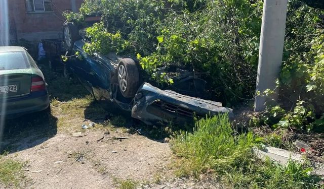 Afyonkarahisar'da otomobil bahçeye savruldu: Sürücü hastanelik oldu