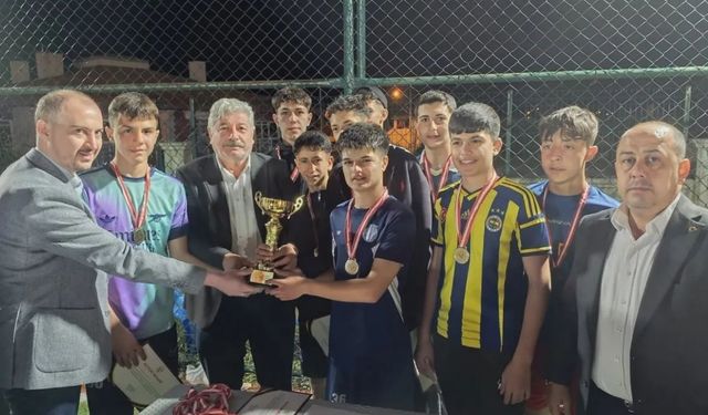 Işıklar Beldesi’nde nefes kesen mücadele: Halı saha turnuvası tamamlandı