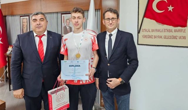 Afyonlu genç yüzücüden büyük zafer: Azerbaycan’da yüzme şampiyonu oldu