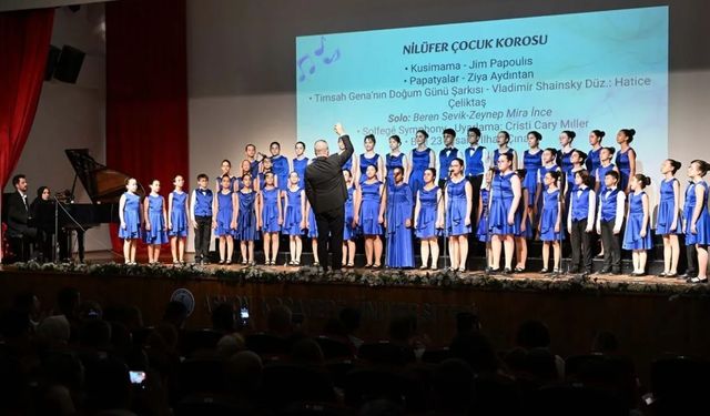 AKÜ’de yüzlerce çocuk aynı sahnede buluştu: 17. Afyonkarahisar 23 Nisan çocuk koroları şenliği düzenlendi